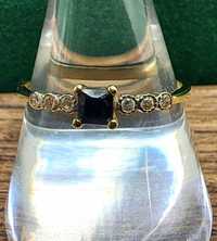 Złoty pierścionek z czarnym ONYKSEM I CYRKONIAMI 585 W: 0,99G R: 13