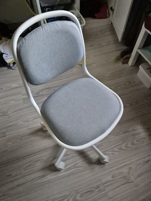 Dziecięce krzesło biurowe IKEA ÖRFJÄLL , białe-jasnoszare. NOWE.