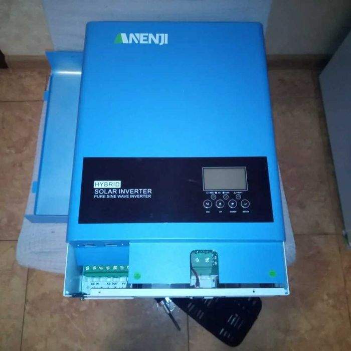 Гибридный солнечный инвертор - преобразователь напряжения 2.2 кВт, б/у