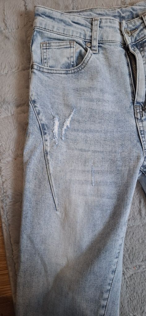 Nowe jasne jeansy damskie z przetarciami – skinny fit