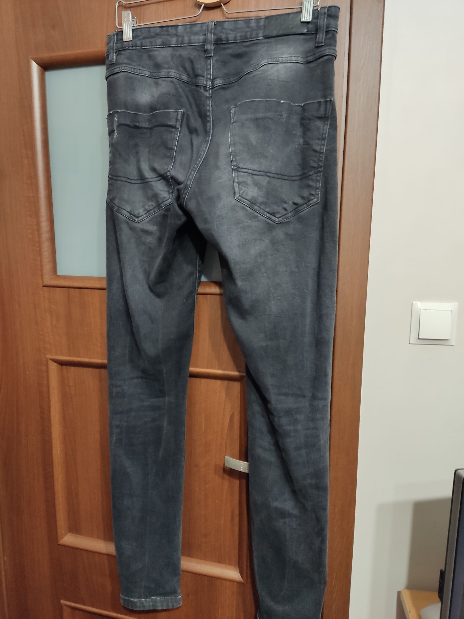 Spodnie jeans w31 l34 wysoki szczupły czarne z dziurami i przetarciami