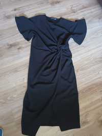 Czarna suknia z ozdobnym węzłem