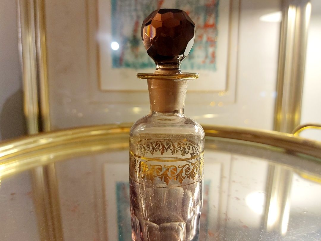 Antigo frasco de perfume com pormenores pintados a dourado.