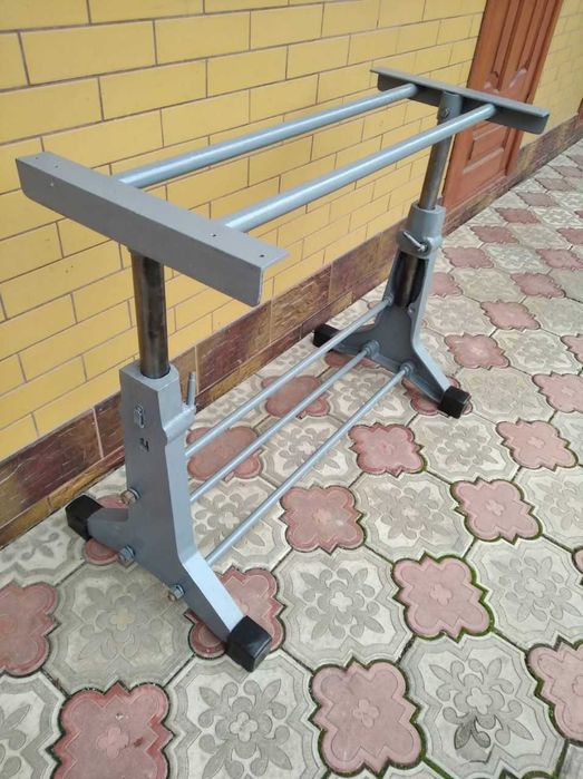 Міцний металевий (регулюємий) стіл для господарства.