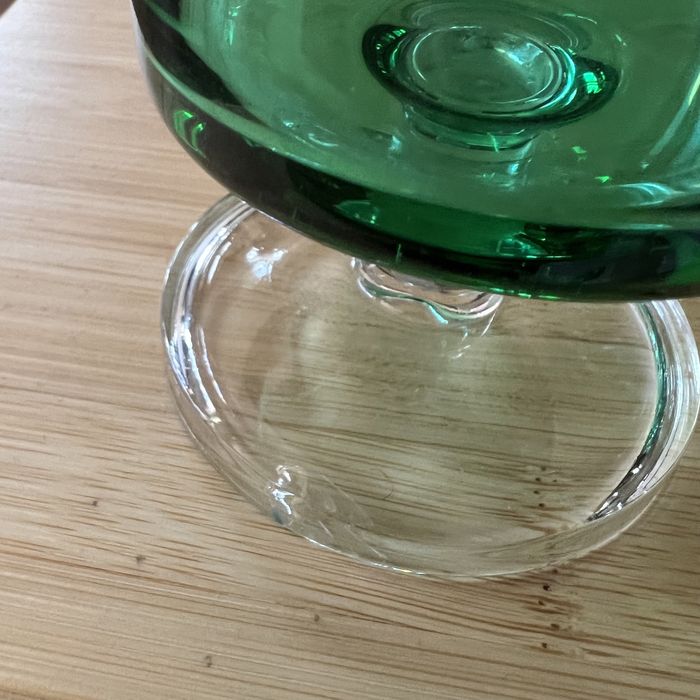 Copos em vidro verde com decoração dourada