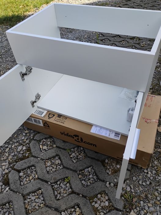 Lustro i szafka pod umywalkę. Komplet