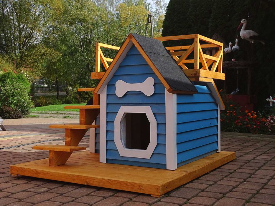 Buda dla psa z tarasem w stylu skandynawskim