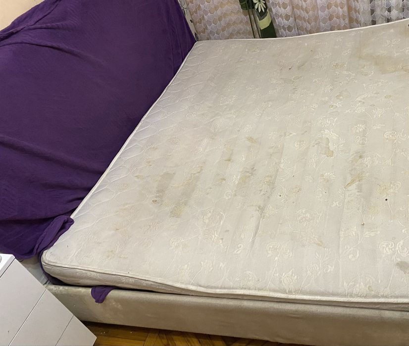 Продам двухспальную кровать с матрасом