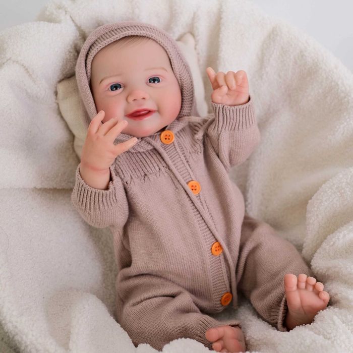 LALKA typu reborn w dzianinowym ubranku