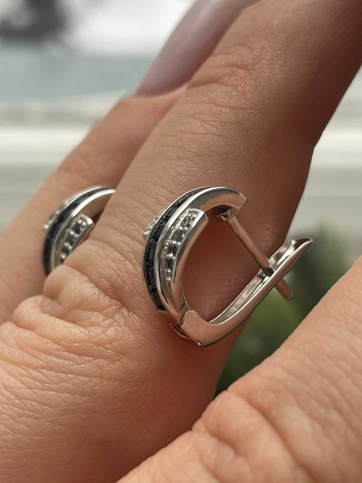 Серьги с синим сапфиром из серебра 925 пробы.