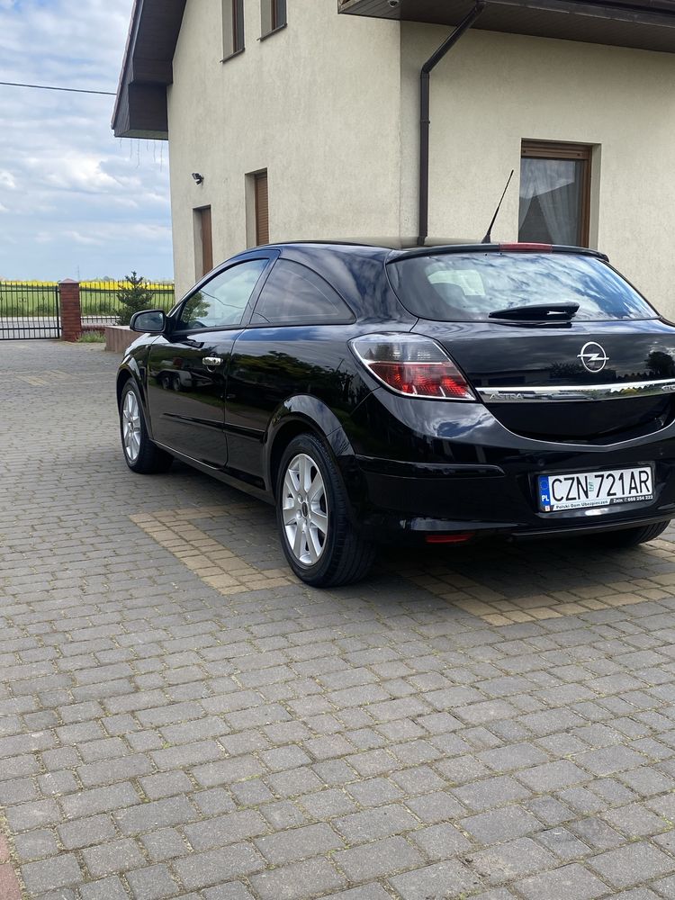 Opel astra , bogate wyposażenie , niski przebieg