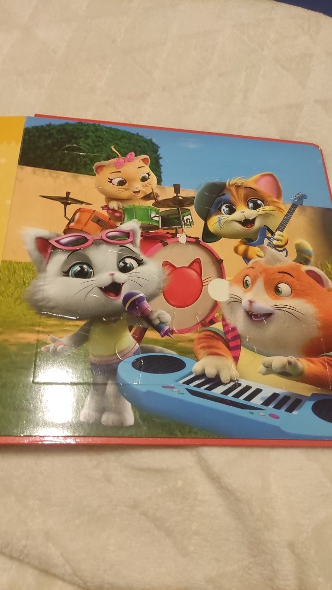 Książka 44 koty z puzzlami