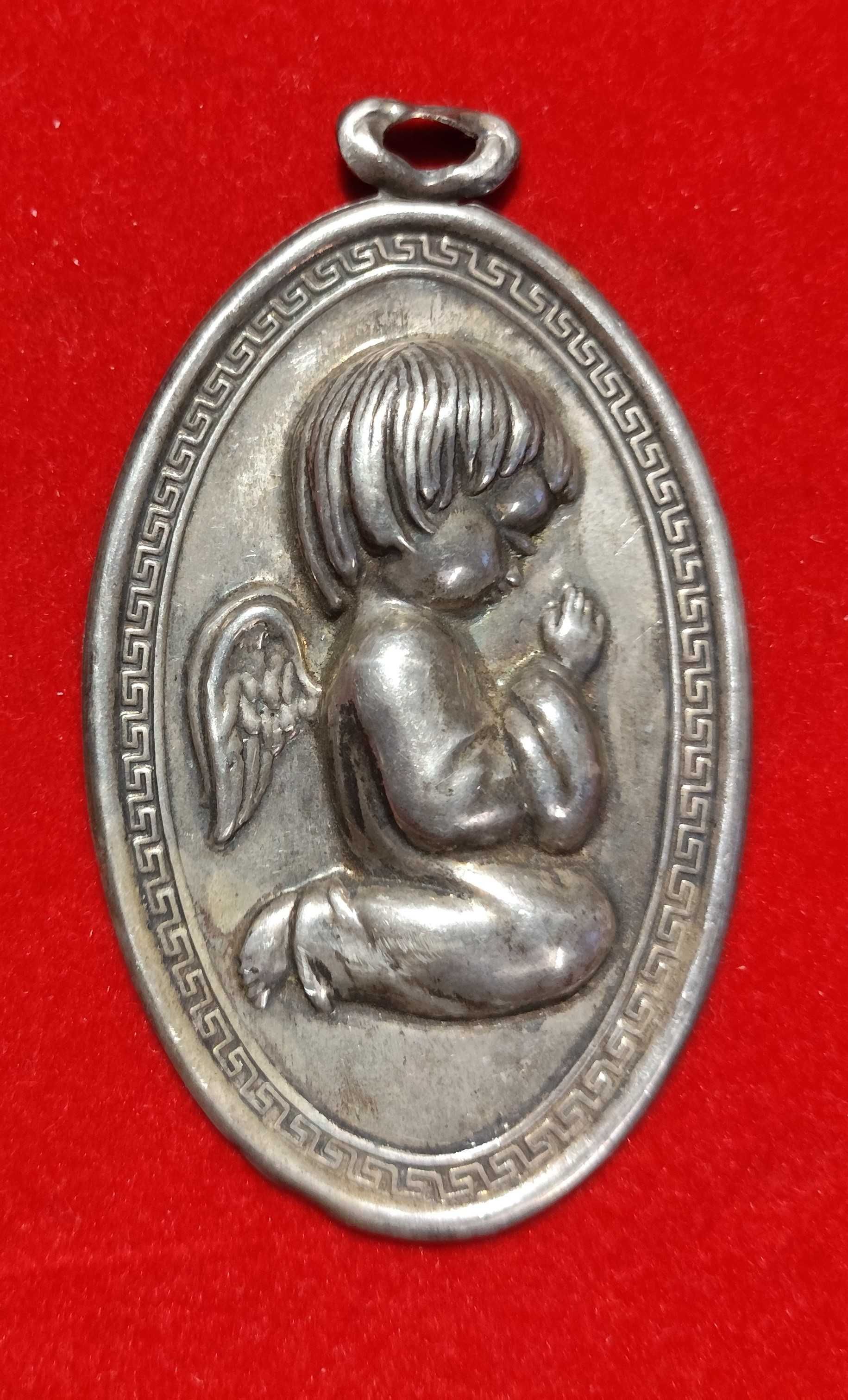 Pendente medalhão de prata com anjo a rezar