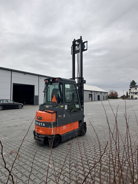 Toyota 3,5 t tylko 2500 mth, elektr. kabina ogrzewana, przebieg 2458h