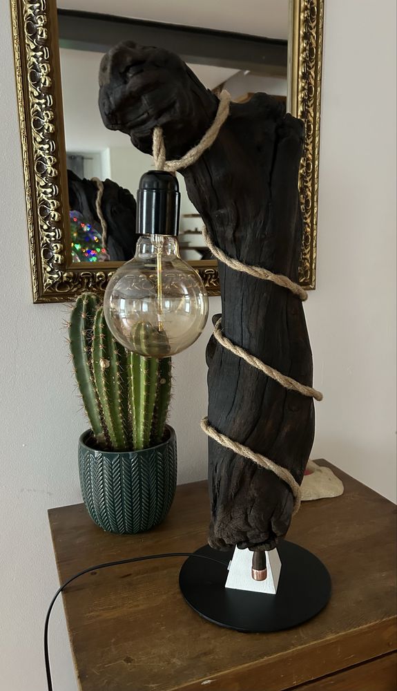 Loftow lampa z drewma w rustykalnym stylu