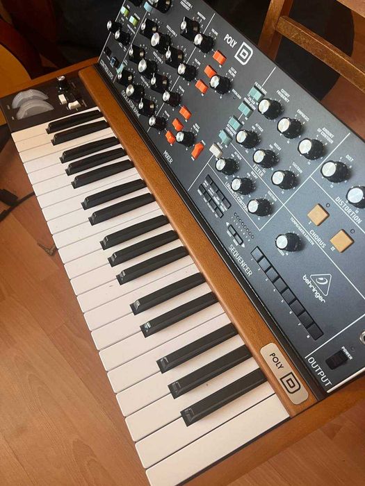 Behringer Poly D