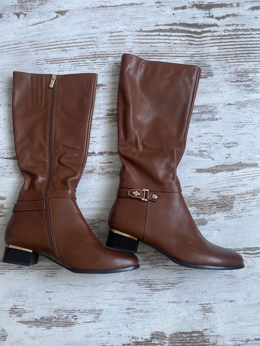 Высокие сапоги на квадратном каблуке