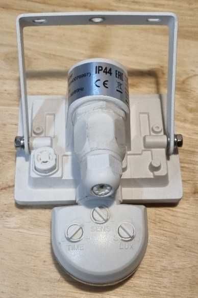 Lampa LED 10W - naświetlacz garażowy z czujnikiem ruchu