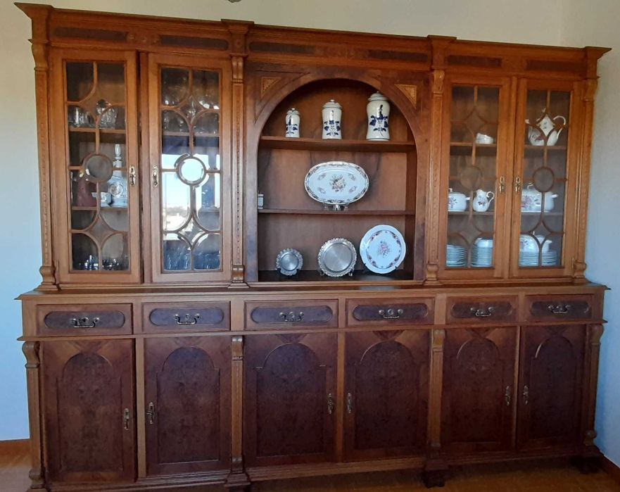 Movel Cristaleira Louceiro + mesa + cadeiras Nogueira (irrepreensível)