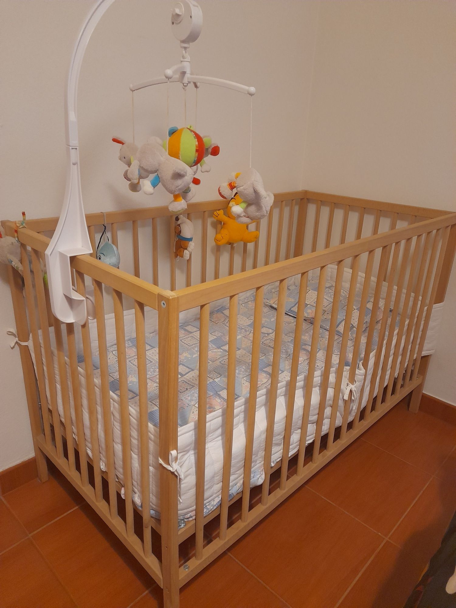 Berço bebe + colchao + protecção + brinquedo