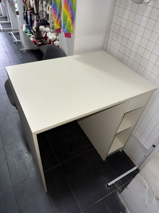 Білий стіл з поличками — для магазину, офісу чи дому