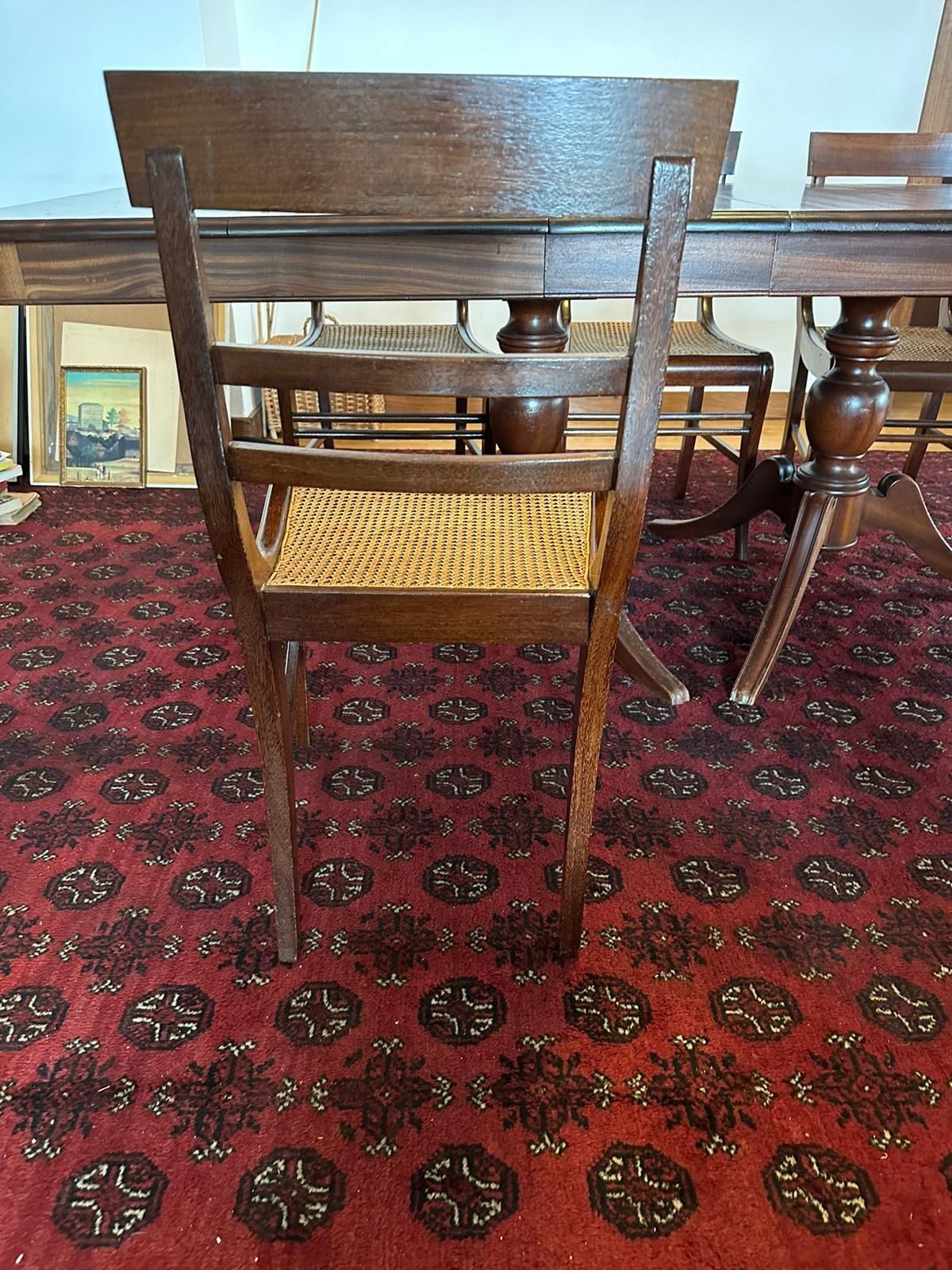 Mesa e cadeiras de madeira
