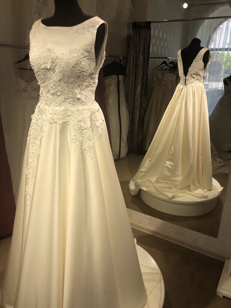 Продам  свадебное Новое платья