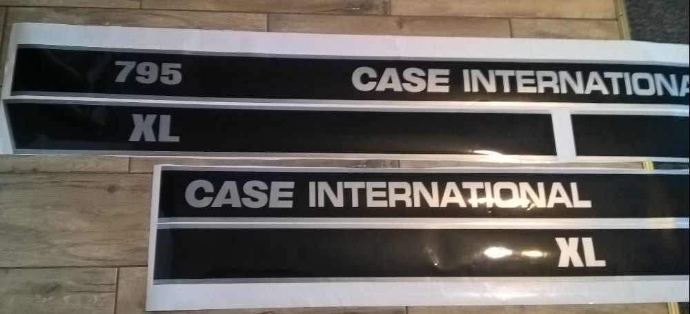 Case international xl 795 naklejki na maskę