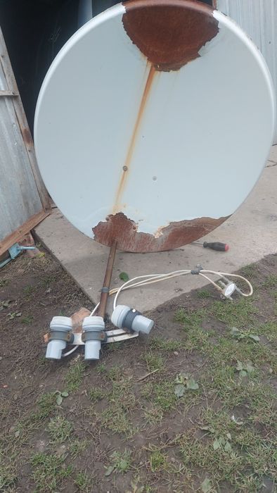 супутникова антена, з головками