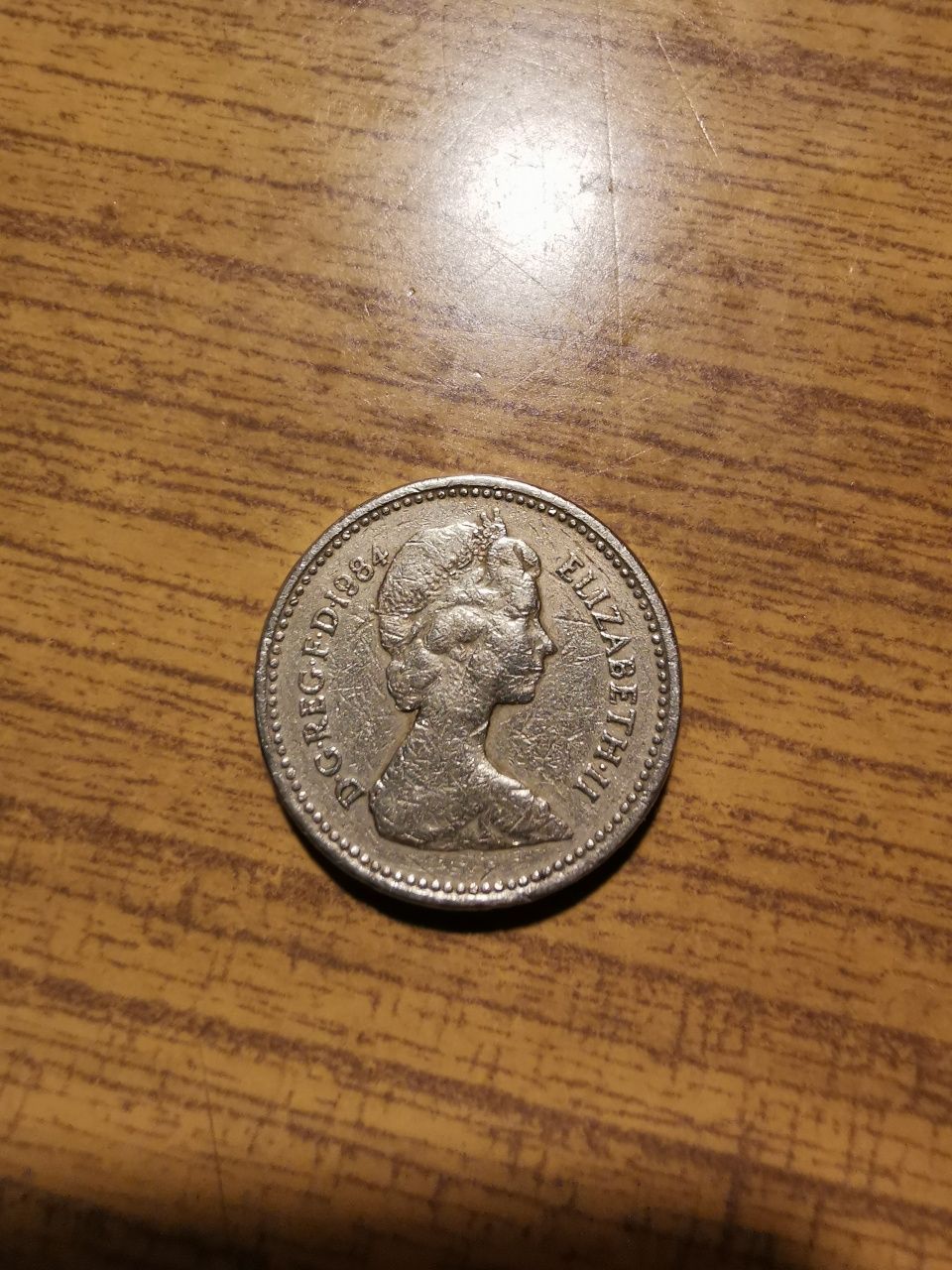 One pound 1984 napis odwrocony