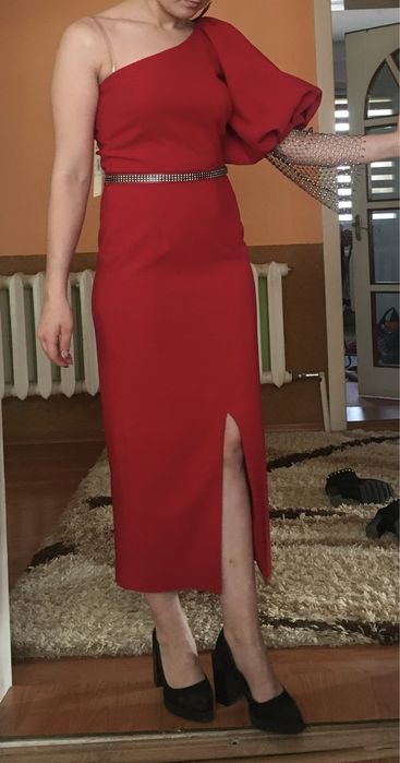 Червона сукня весільна міді, з відкритим плечем