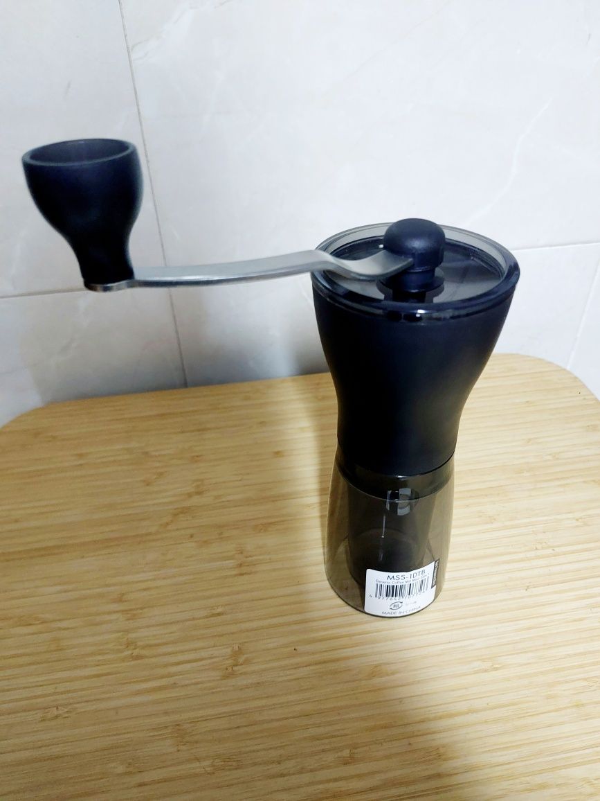 Moedor de café manual Hario novo