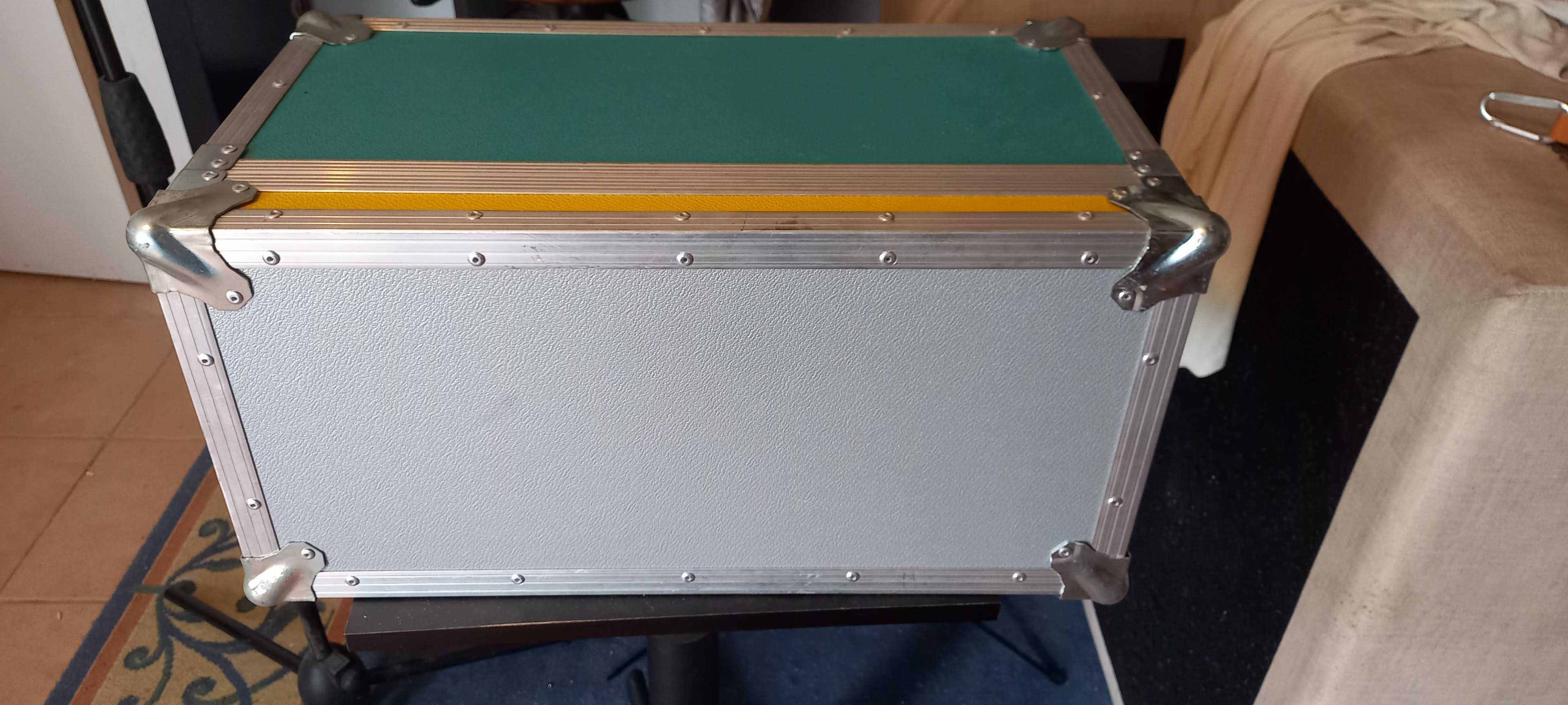 Vendo Mesa de Mistura Soundcraft Ui16 c/ flight case