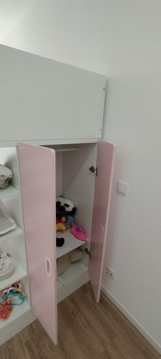 Cama de criança com roupeiro e gavetas