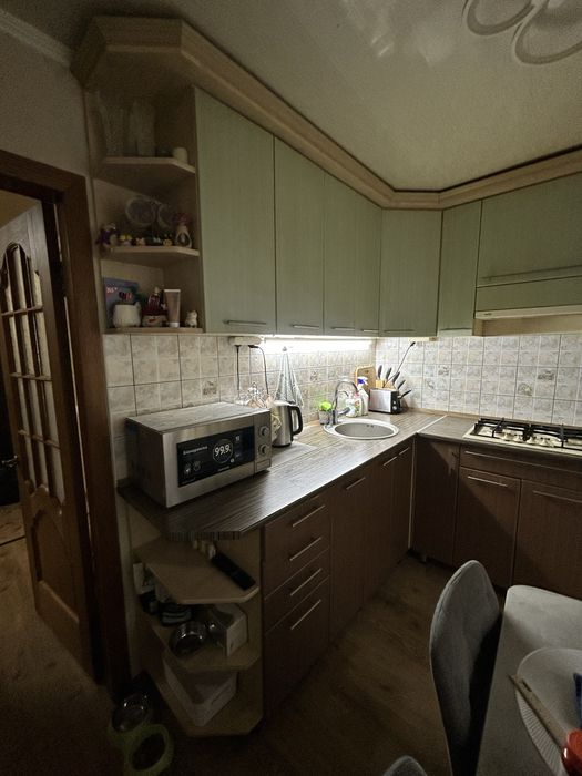 Продам велику кухню  б/у