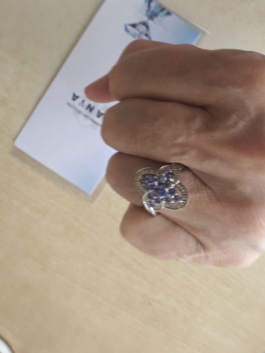 Sprzedam piękny srebny pierścionek z diamentami ta Tanzanitami+sertyf.