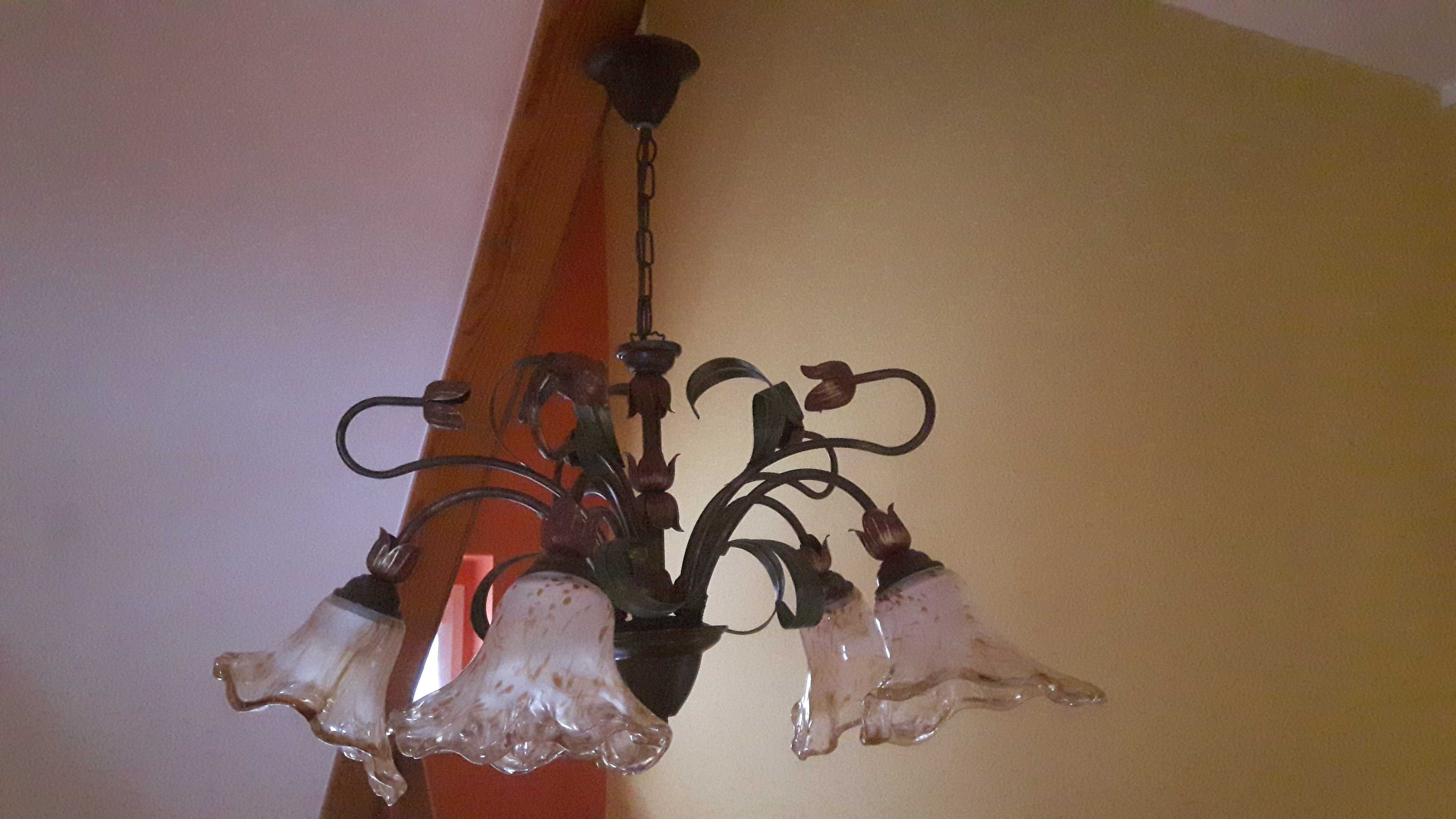 Lampa z szklanymi kloszami