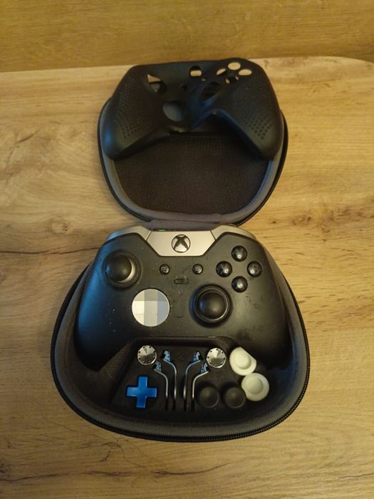 Pad Xbox elite, z wszystkimi akcesoriami