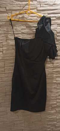 Piękna czarna sukienka z falbaną