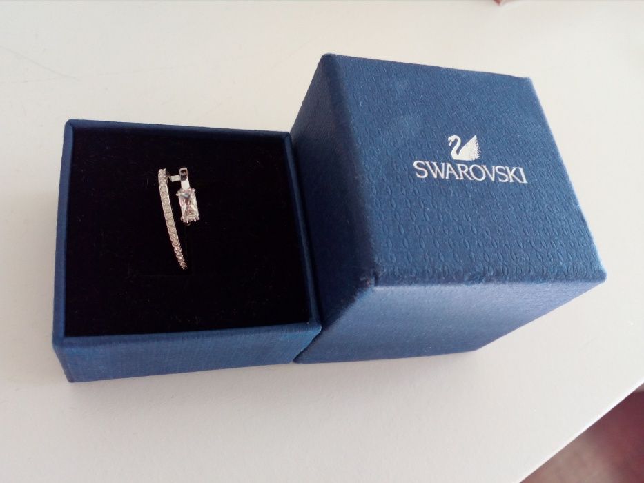 Anel Swarovski novo com caixa com diâmetro de 2 cm