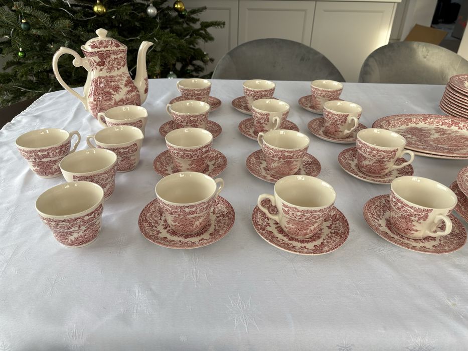 Serwis obiadowy i serwis kawowy na 12 osób. Irestone England