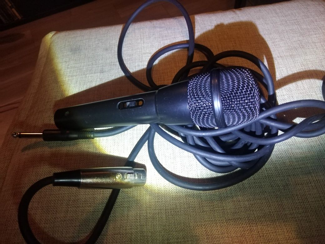 Microfone dinâmico com cabo