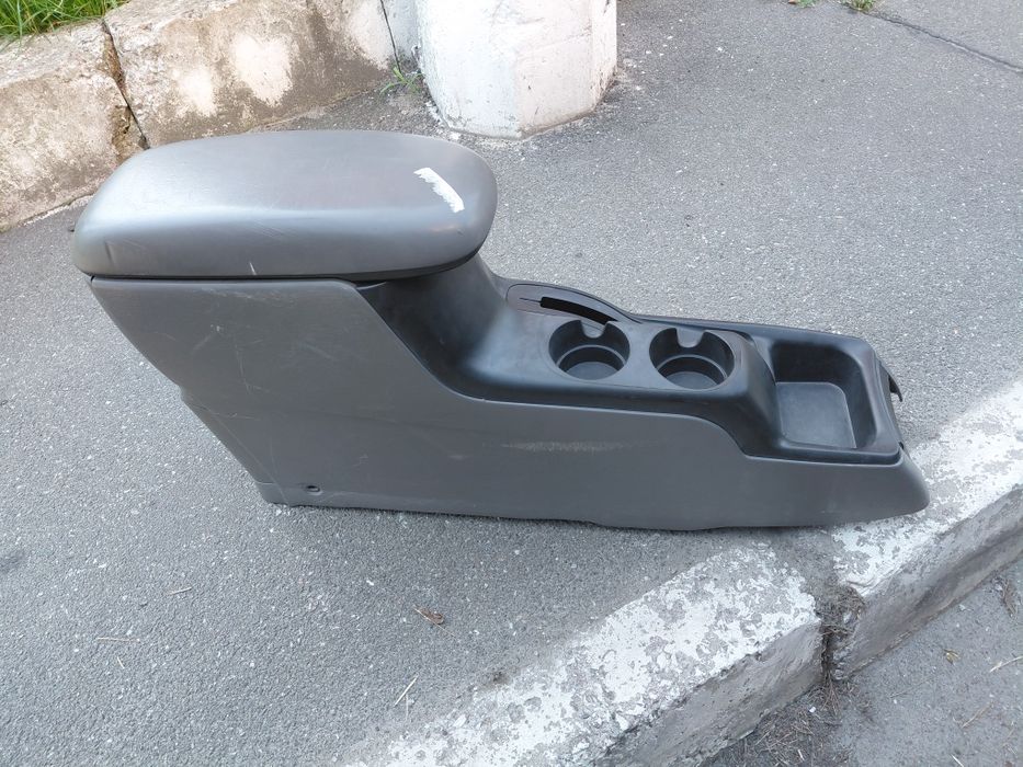 Підлокотник мазда трибют