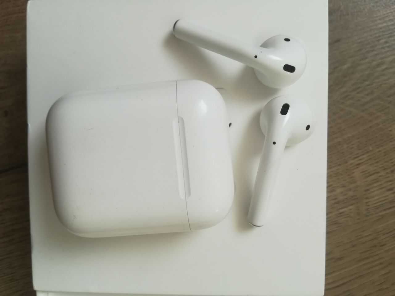 Наушники Apple AirPods with Charging Case (MV7N2)