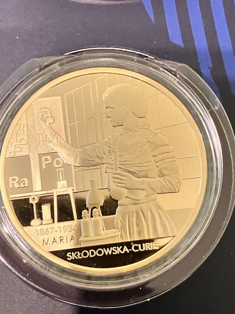 Złoty medal z Mikołajem Kopernikiem i pozłacani polscy naukowcy .