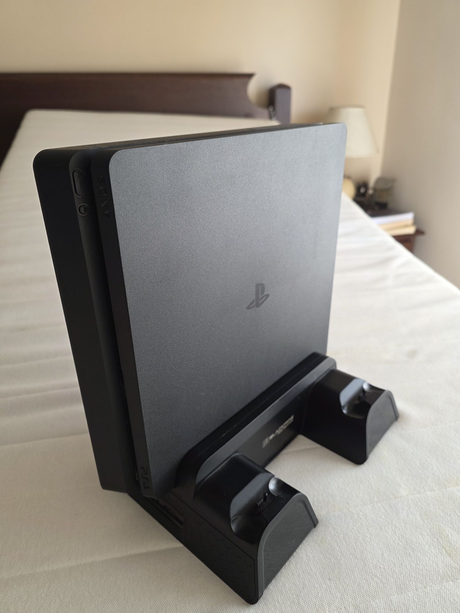 PS4 + 2 comandos + base de arrefecimento e carregamento + headsett
