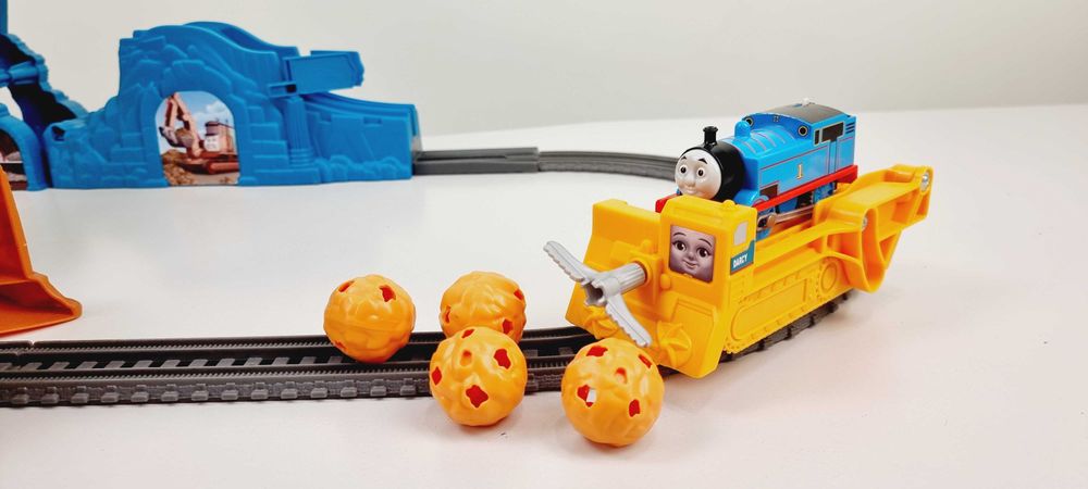 Набор Паровозик Томас и друзья - Железная дорога и Обвал в пещере.