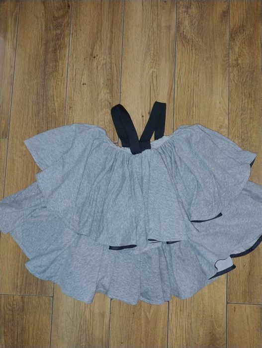 Spódnica na gumowych szelkach