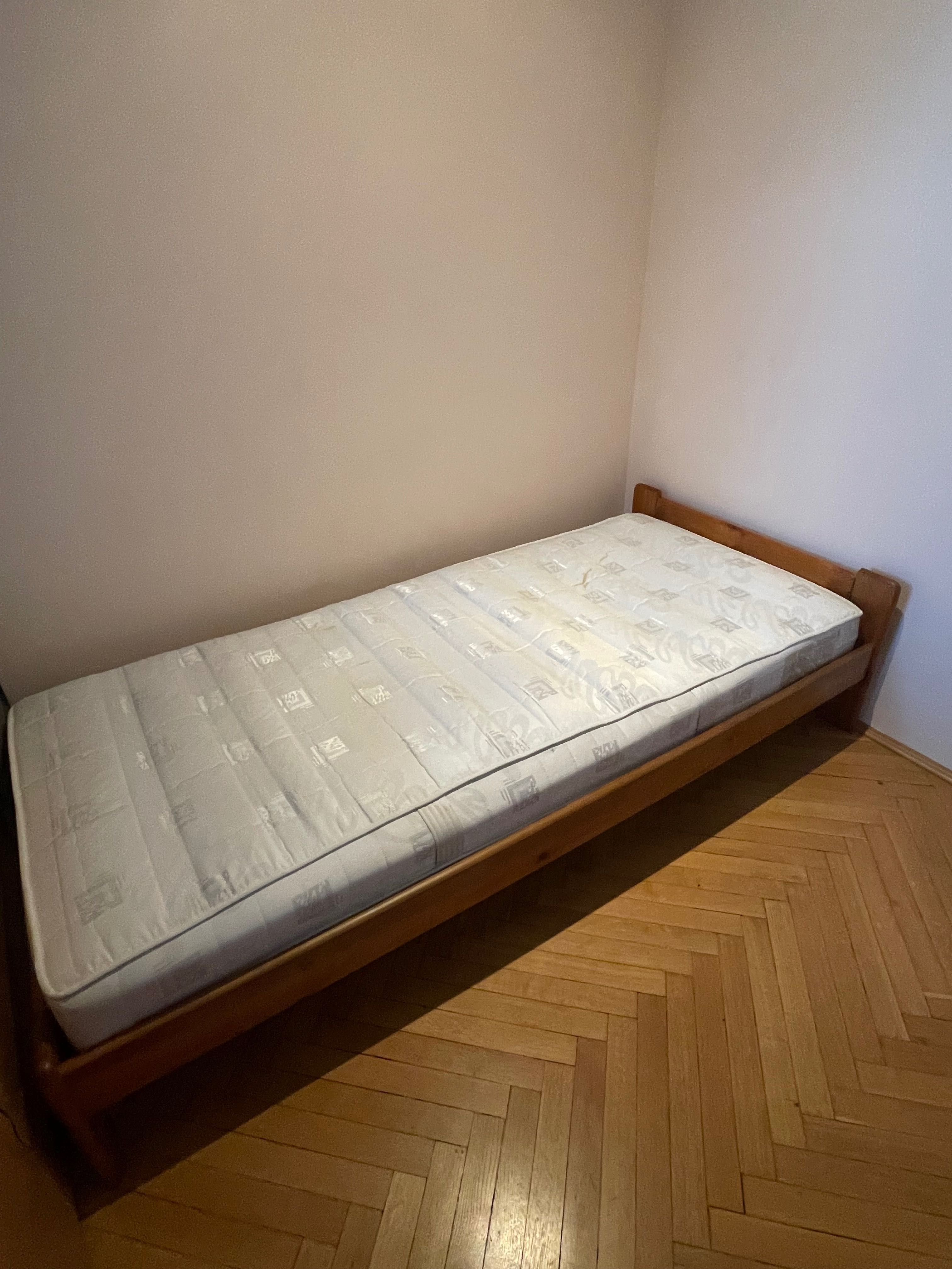 Pojedyncze drewniane łóżko