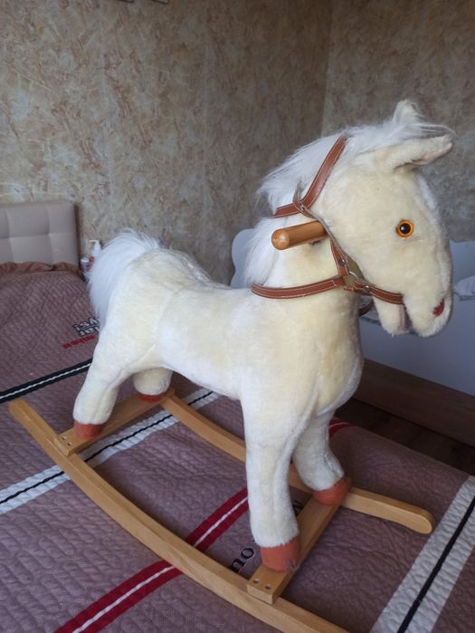 Коник -гойдалка, коник -качалка.
